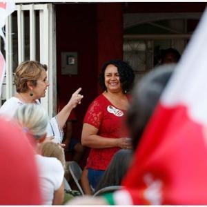 Eliceuda, como candidata a dep. distrital, em atividade de rua na campanha eleitoral com Erika Kokay (candidata a deputada federal).